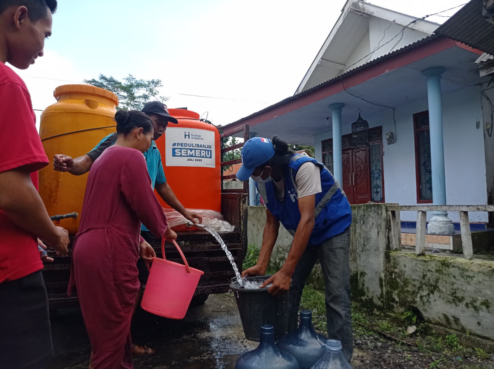 Human Initiative Kirimkan 18.000 Liter Air Bersih untuk Wilayah Terdampak Lahar Dingin Semeru