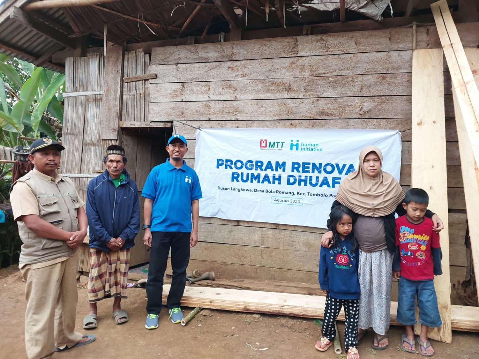 Bersama Human Initiative, MTT Berikan Bantuan Material Renovasi Rumah untuk Keluarga Buruh Tani di Gowa