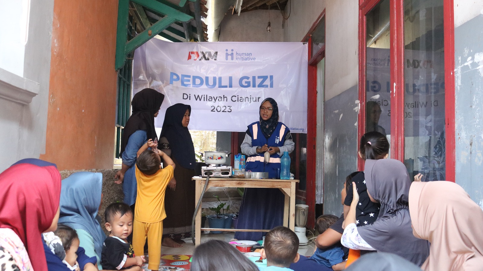 تحسين الجودة الغذائية لأطفال الناجين من زلزال سيانجور، Human Initiative وXM Indonesia يعقدان درسًا في الطبخ للأمهات