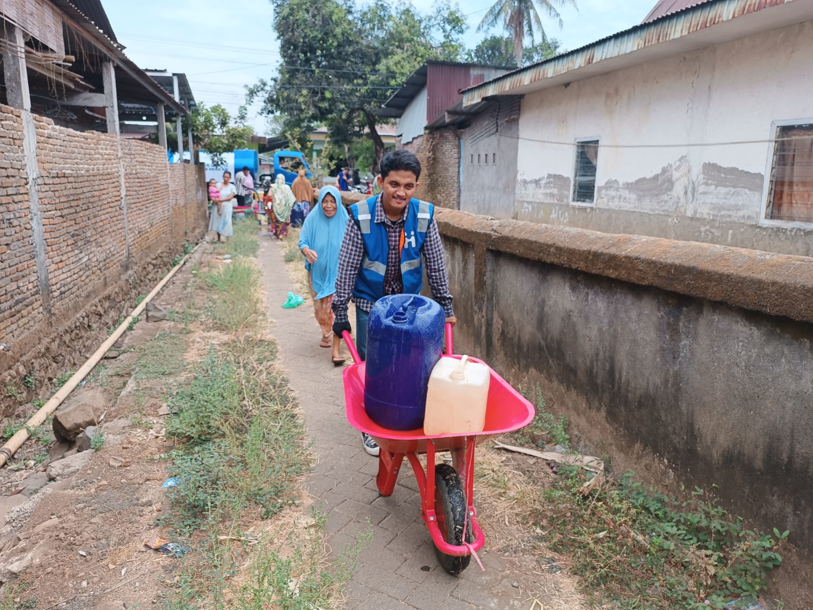 Human Initiative and MTT Sulawesi Collaborate to Send 15 Thousand Liters of Clean Water to Timbuseng Village