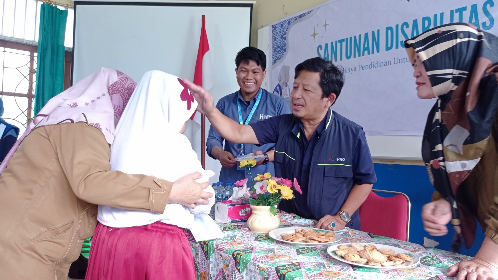 Caring for Children with Disabilities: Human Initiative and YBM PLN UIW MMU Bring Comfort to 107 Children at State Special School in Batu Merah