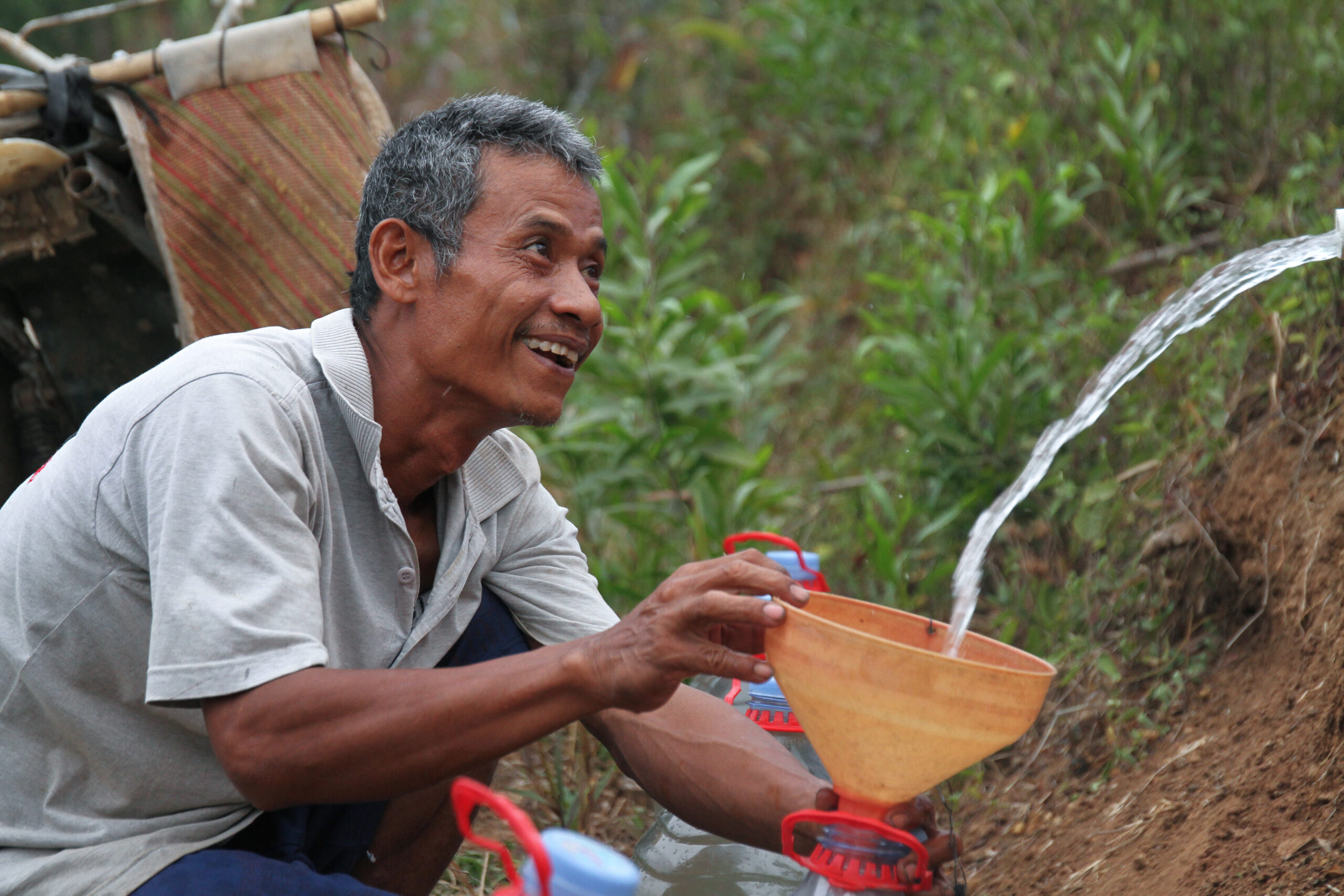 سكان قرية سيمارجليه الجفاف، مبادرة إنسانية تساعد في توزيع 1200 لتر من المياه النظيفة