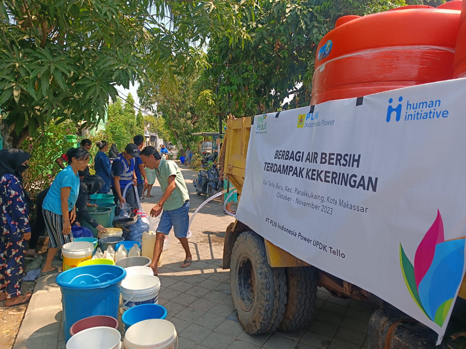Long Dry Season in Makassar, Human Initiative, Along with PLN IP UPDK, Distributes 211,200 Liters of Clean Water
