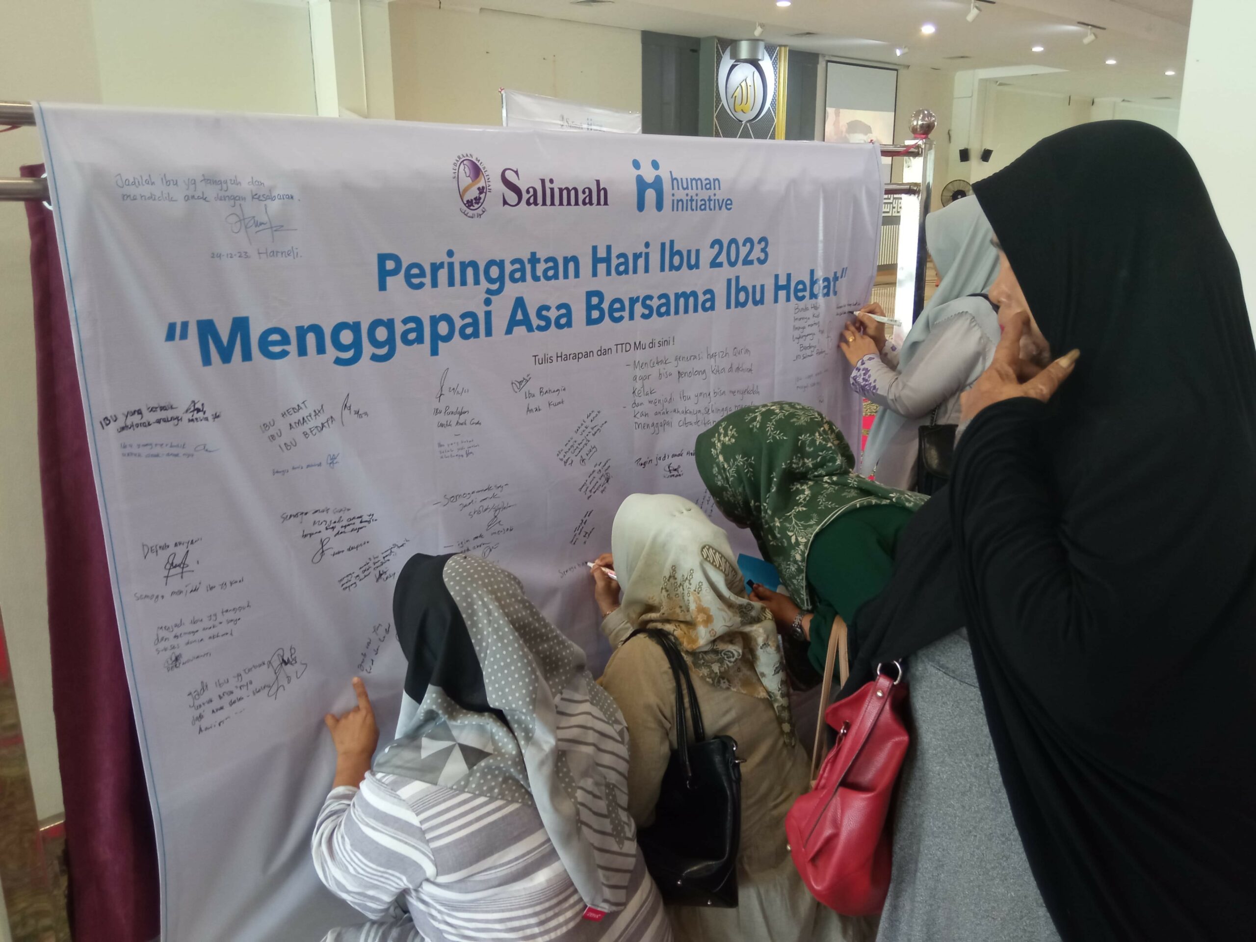 عقدت Human Initiative وسليمة بادانج ندوة حول الأبوة والأمومة للأمهات العازبات في غرب سومطرة