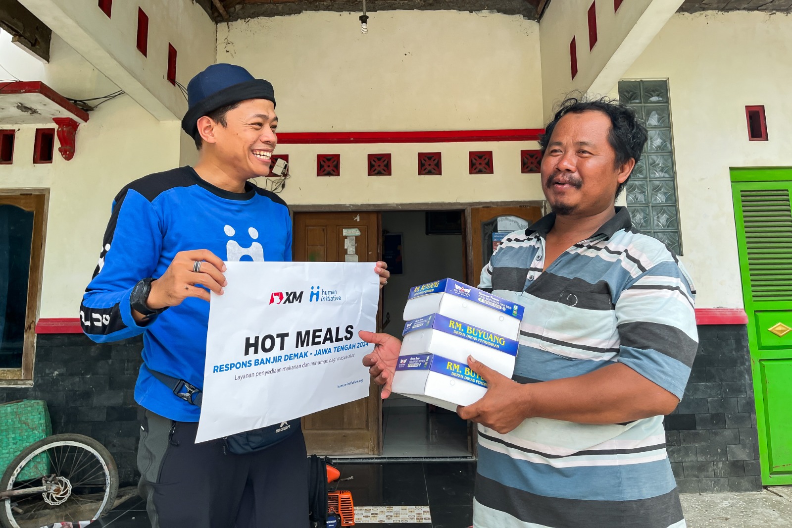 التعاون بين Human Initiative و XM Indonesia في توزيع المساعدات من خلال برنامج “مخزن المياه” للاجئي فيضانات ديماك