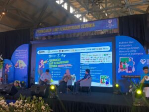 orang duduk dalam sebuah acara