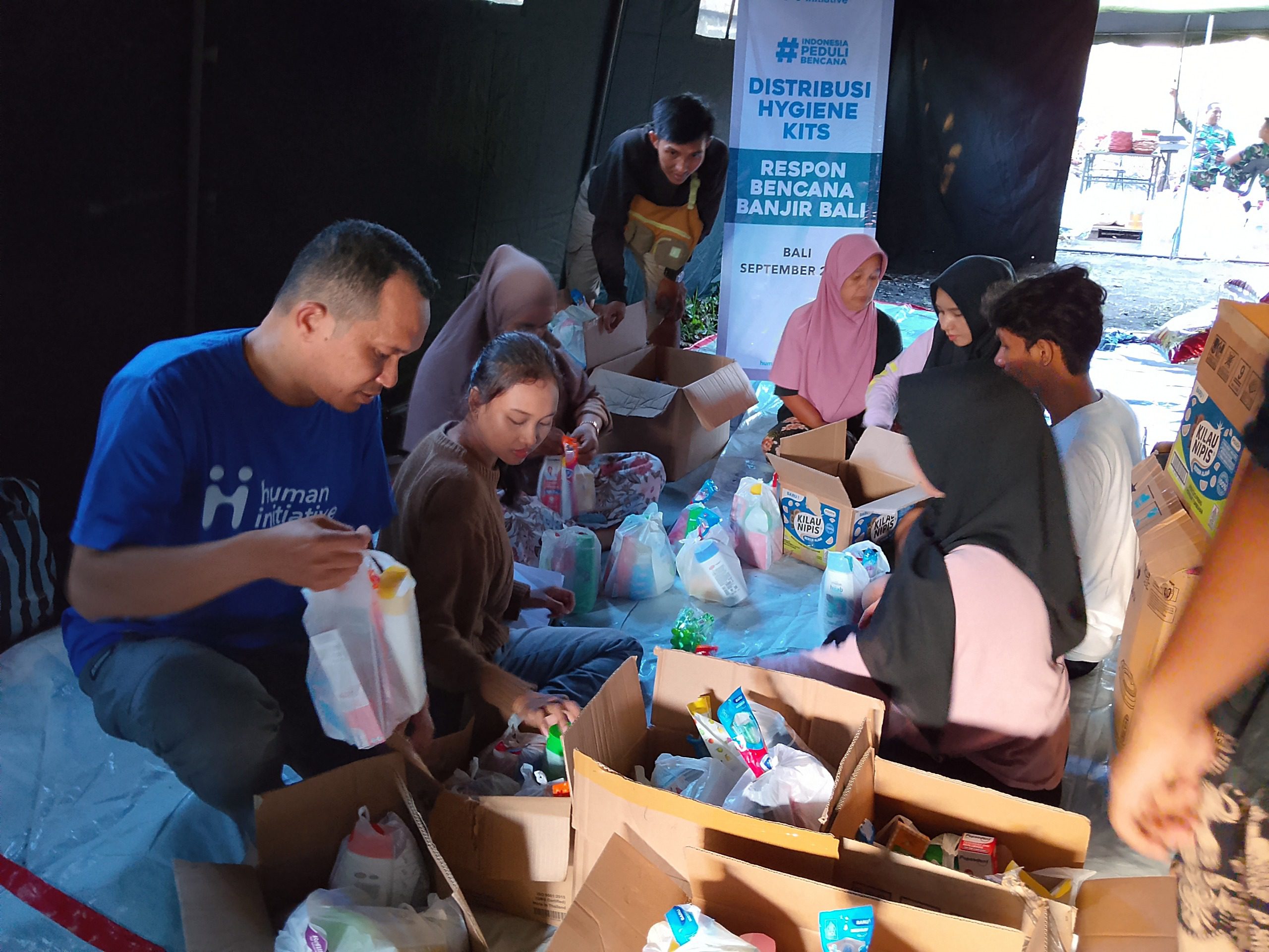 توزيع مستلزمات النظافة والأطعمة الجاهزة للأكل على الأسر المتضررة من الفيضانات في بالي