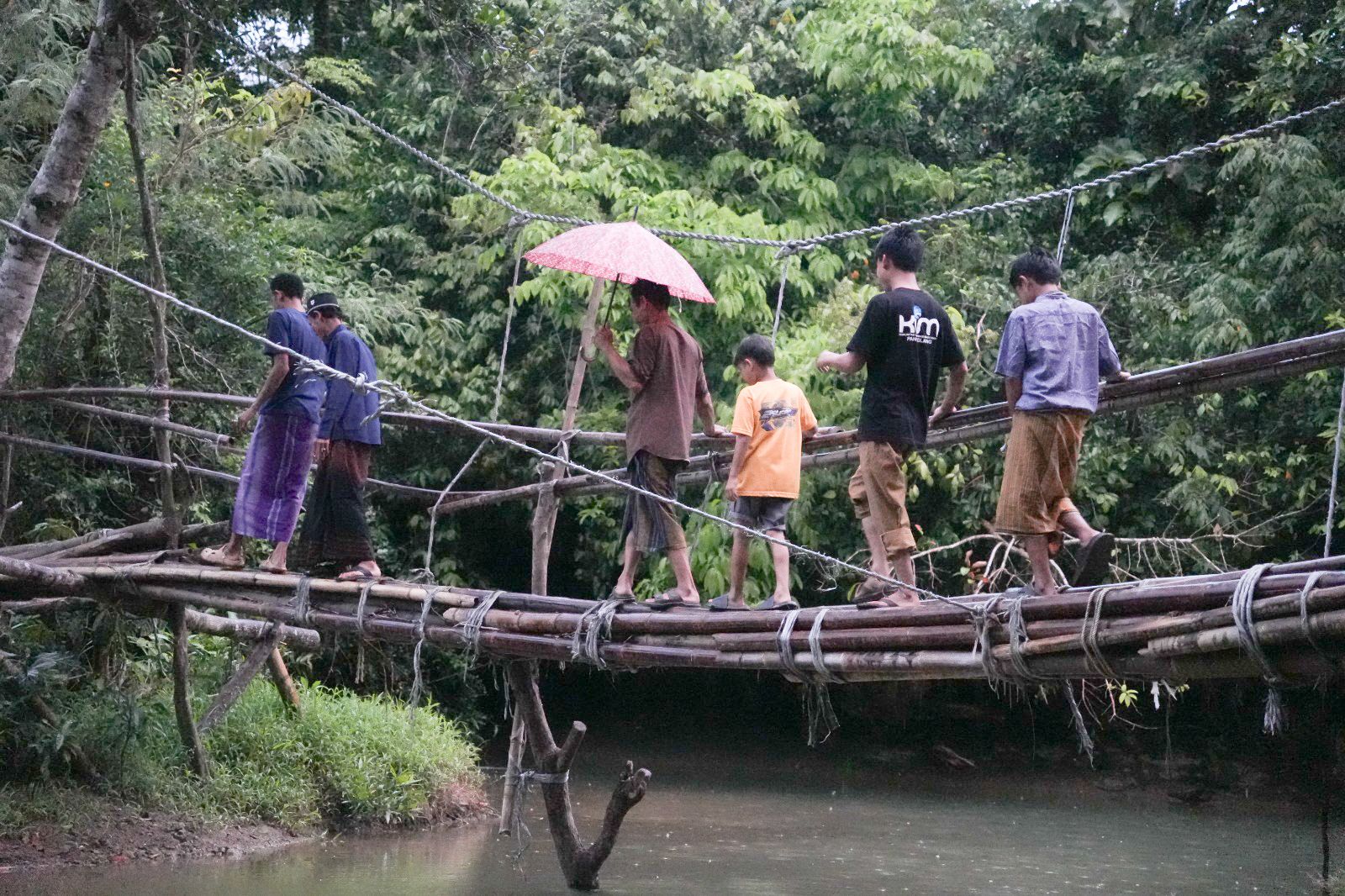 غالبًا ما يجرف جسر الخيزران خلال موسم الأمطار، مما يجعل من الصعب على الأطفال في قرية سيندانغكيرتا الوصول إلى المدرسة