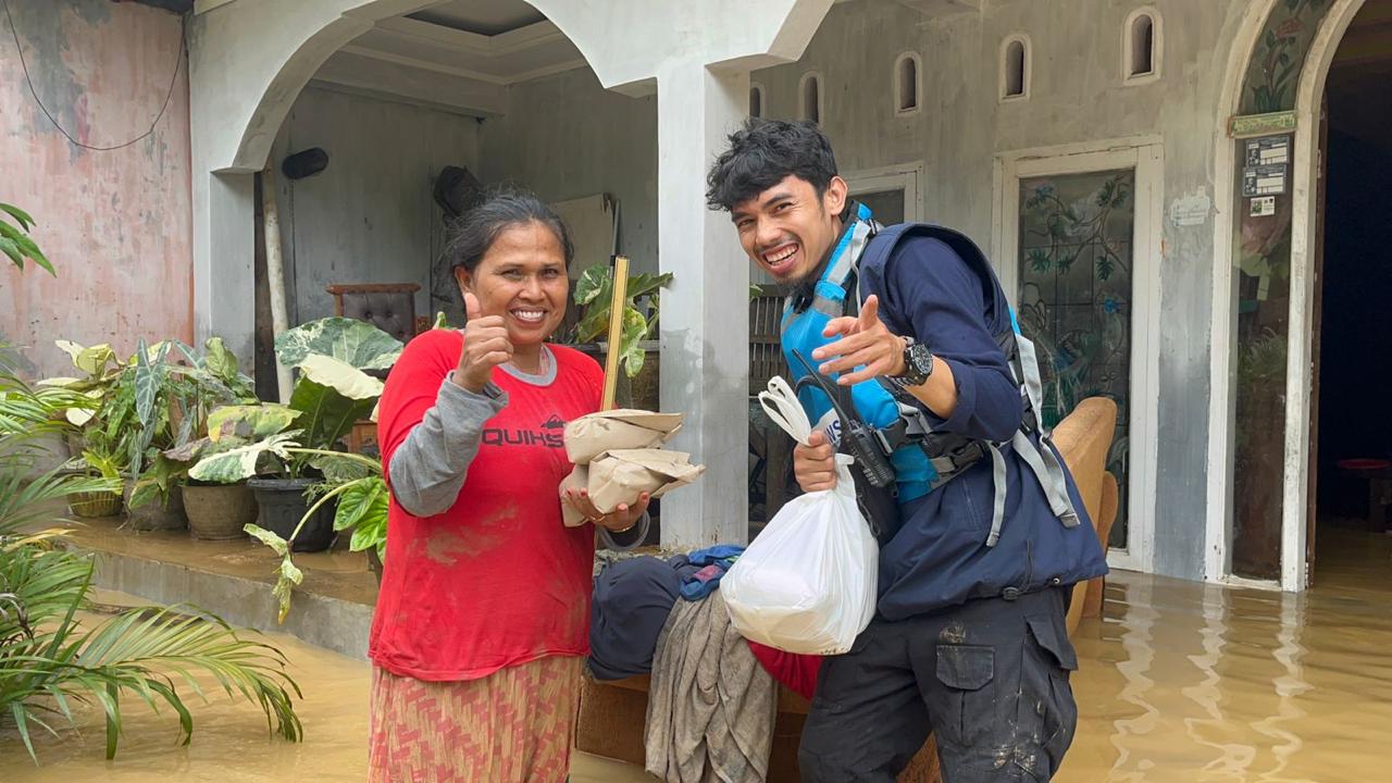 Banjir Melanda Padang, Tim Human Initiative Bantu Evakuasi Warga dan Salurkan 250 Paket Makanan Siap Saji