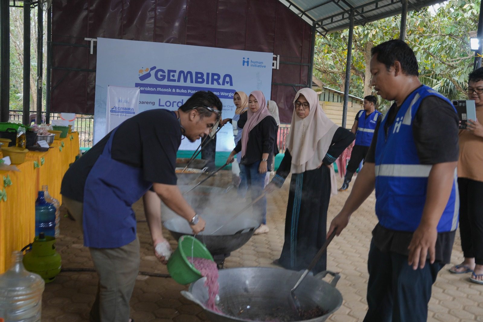 Joy in Aceh Tamiang, Human Initiative Hosts Cooking and Iftar Gathering with Lord Adi and Disaster Survivors
