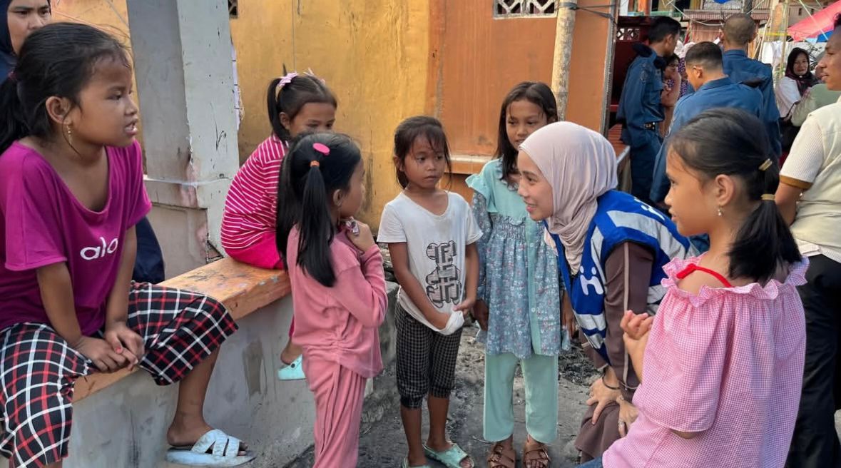 Penyintas Kebakaran di Polewali Mandar Terima Survival Kit untuk Bertahan di Masa Darurat