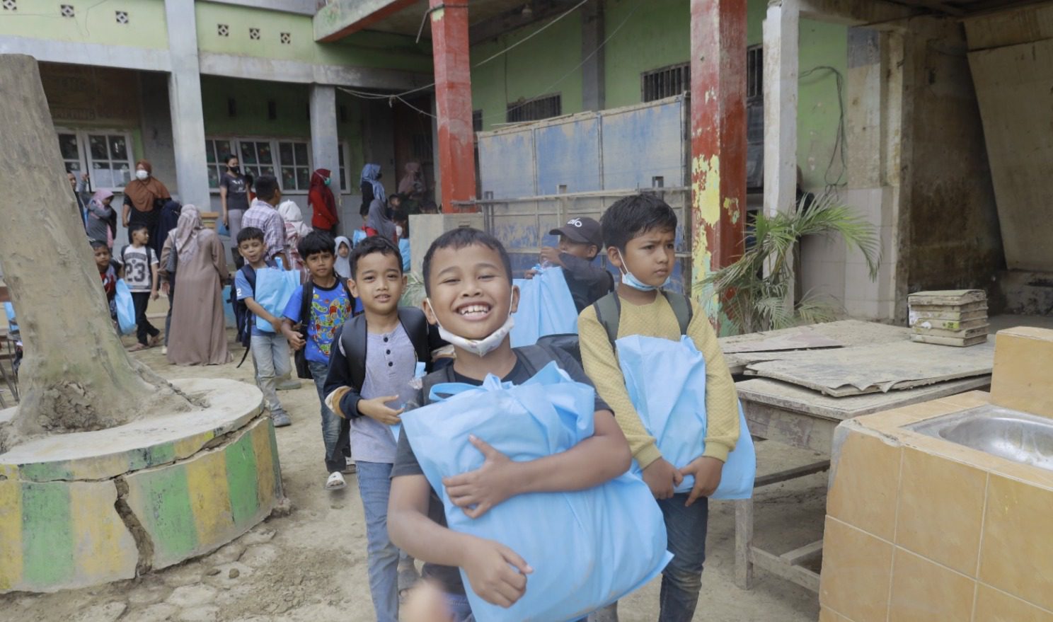 Pulihkan Akses Belajar Anak-anak Penyintas, Pengguna LinkAja melalui Human Initiative Salurkan Perlengkapan Sekolah di Aceh Tamiang