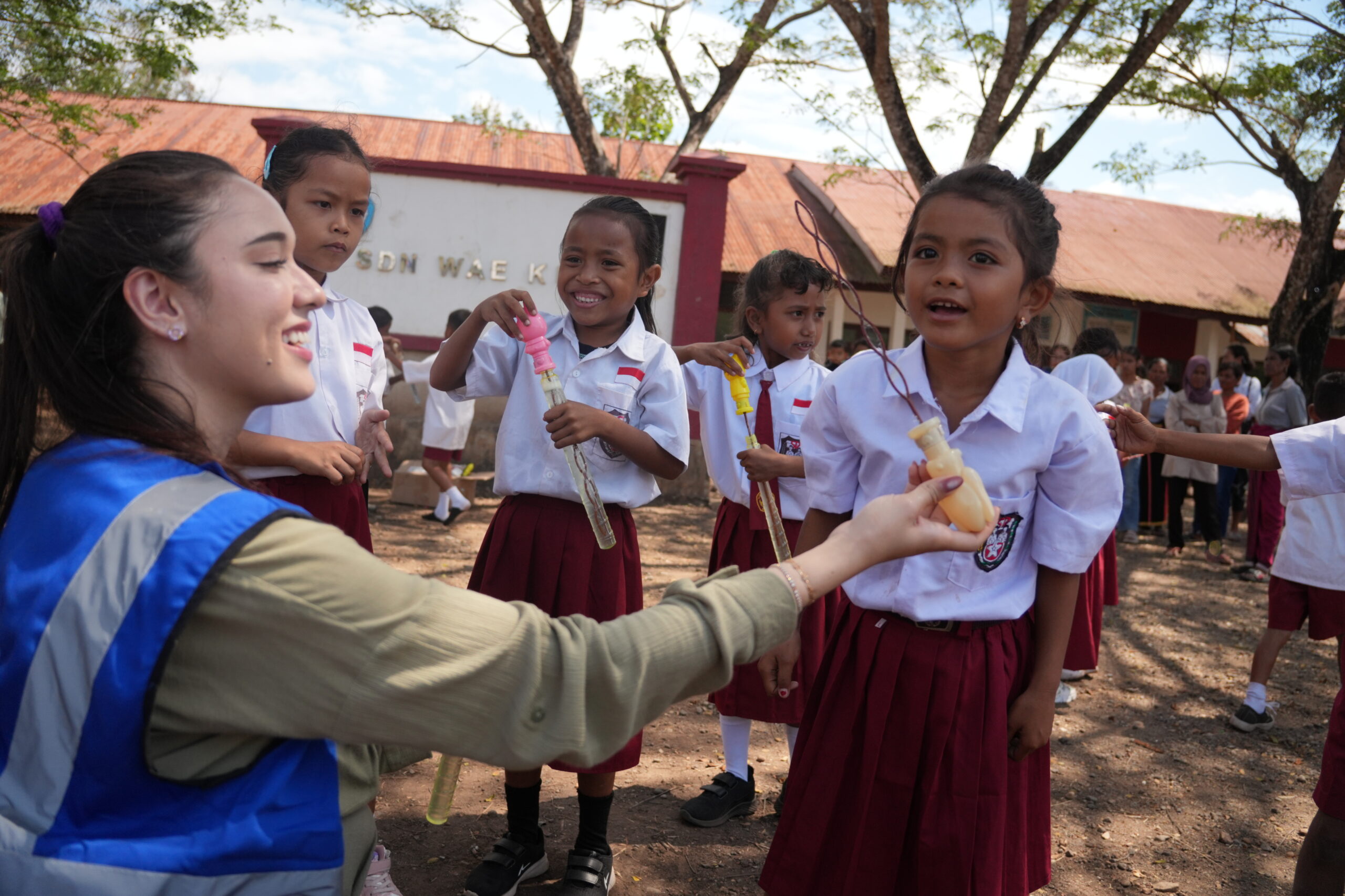 Setiap Hari Anak-anak Wae Kuse Bertaruh Nyawa Demi Bisa Bersekolah, Yasmin Napper Turun Langsung Menyaksikan